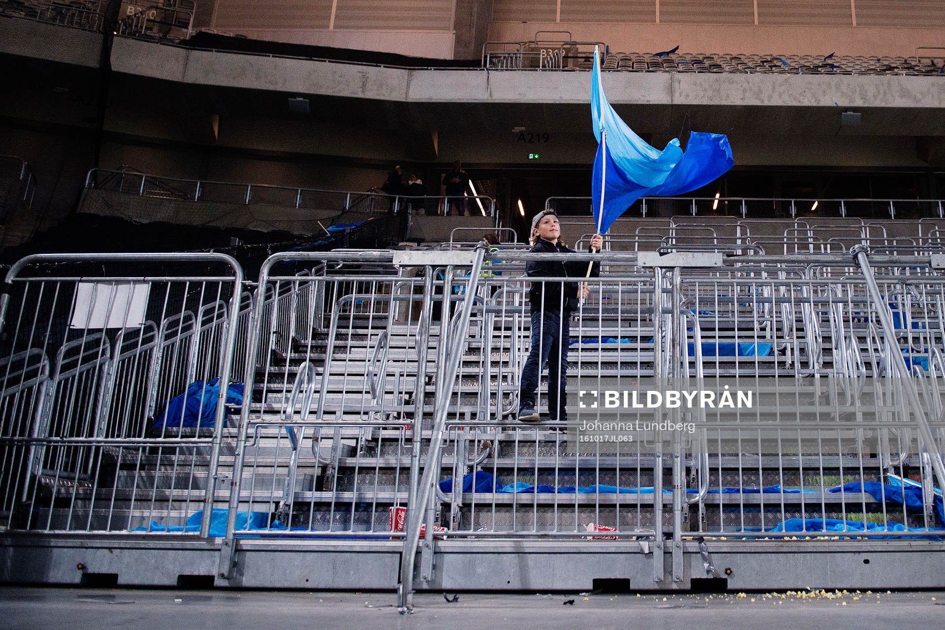 En ung supporter står ensam kvar på Djurgårdens läktare