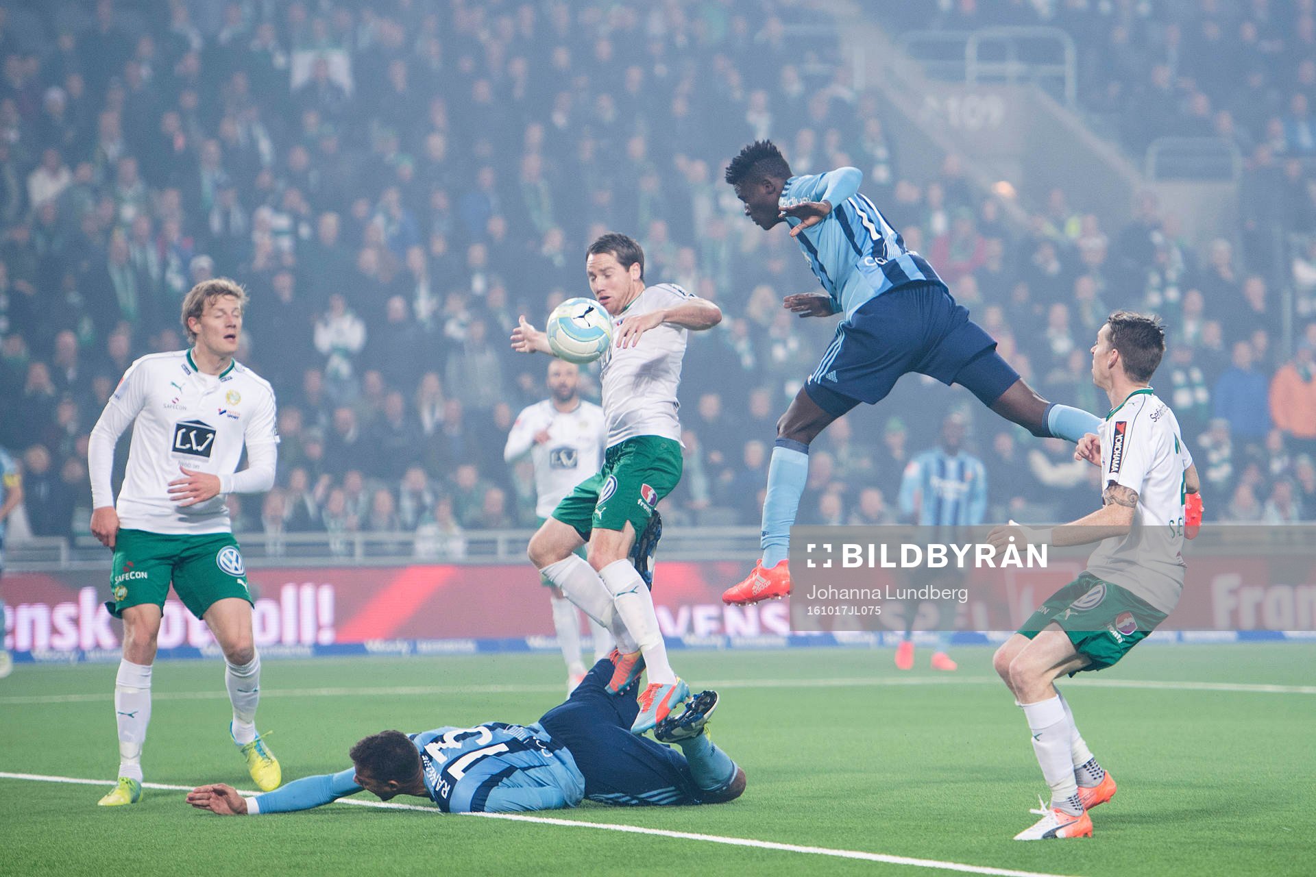Hammarbys Johan Persson och Djurgårdens Michael Olunga