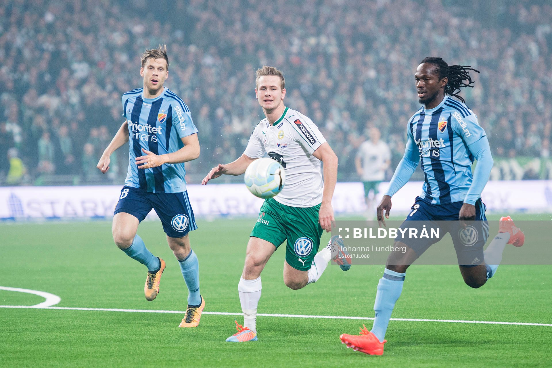Djurgårdens Niklas Gunnarsson och Kebba Ceesay utmanar