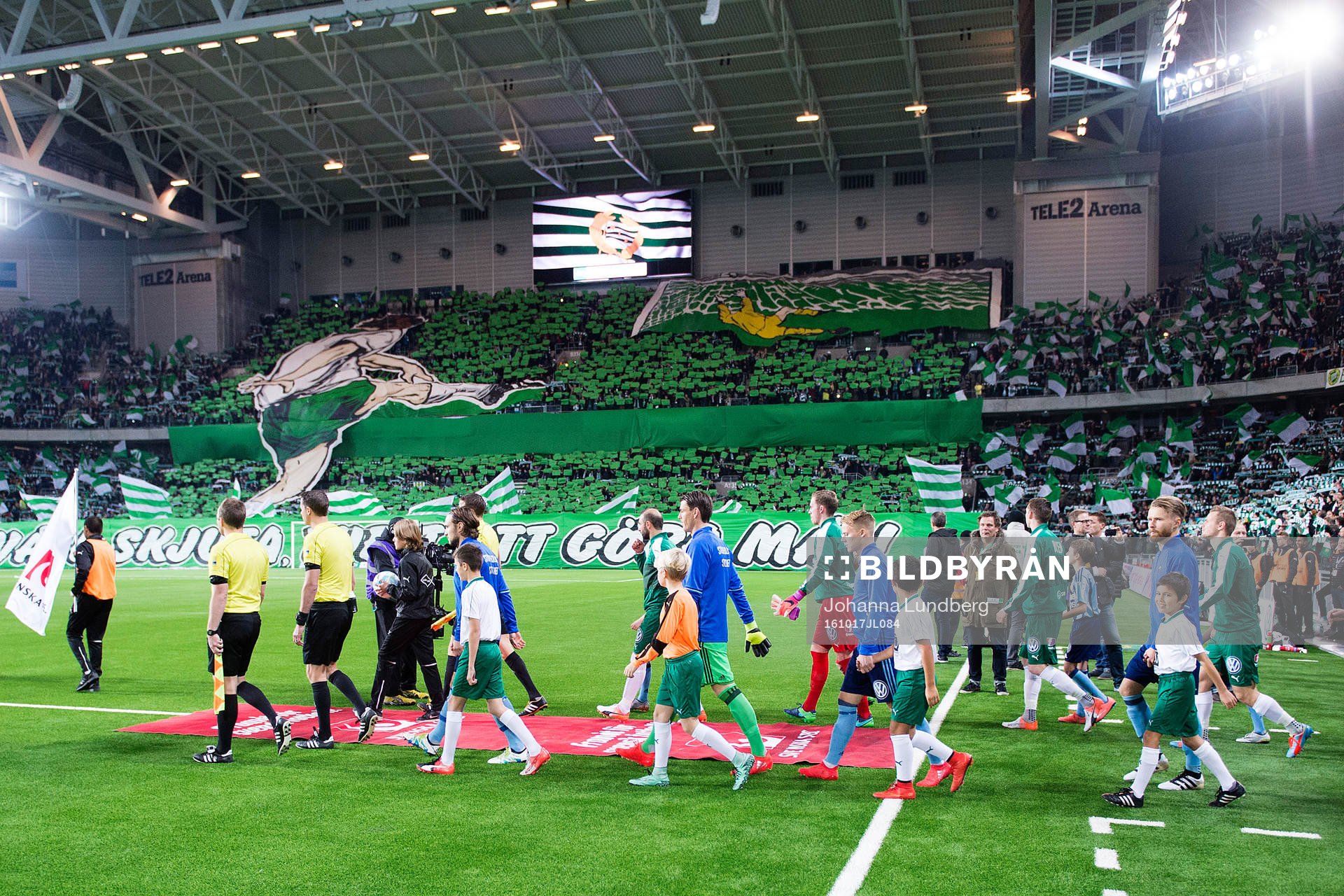 Hammarbys och Djurgårdens spelare går in på planen