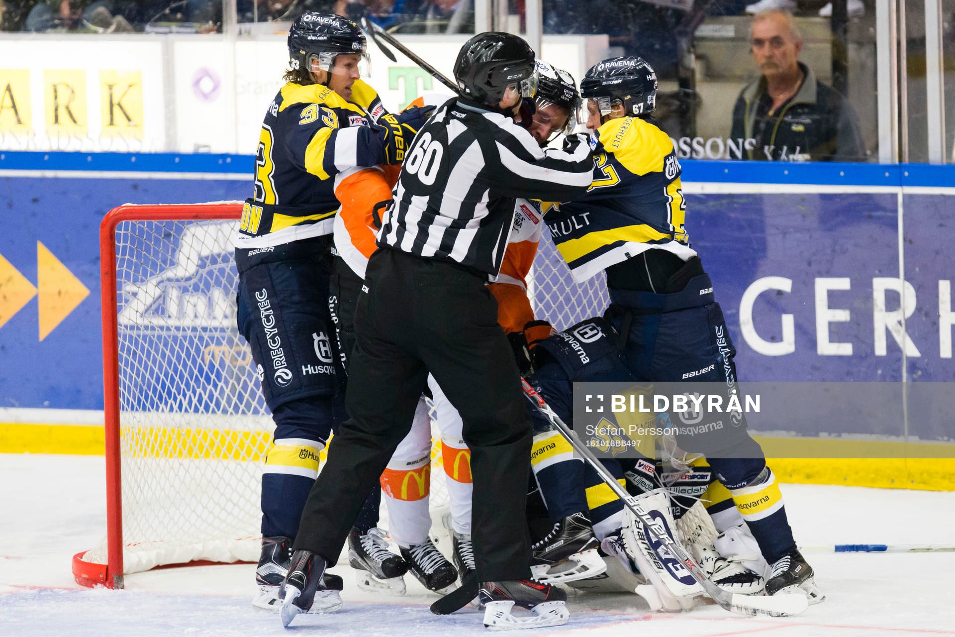 s Niklas Hansson och Christoffer Törngren (h) i gruff med