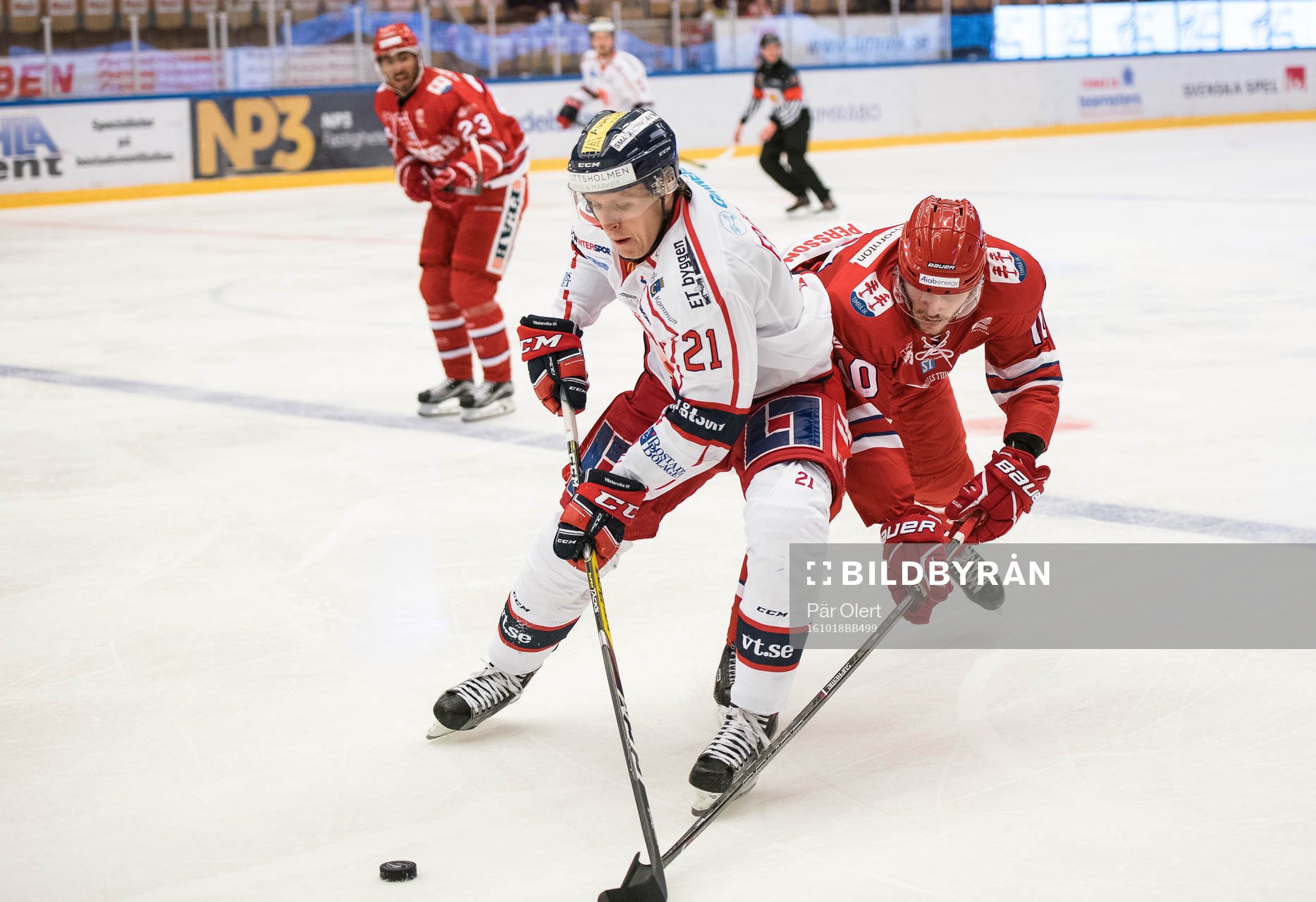 Västerviks Mats Josten Fröshaug i jagas av Timrås Johan