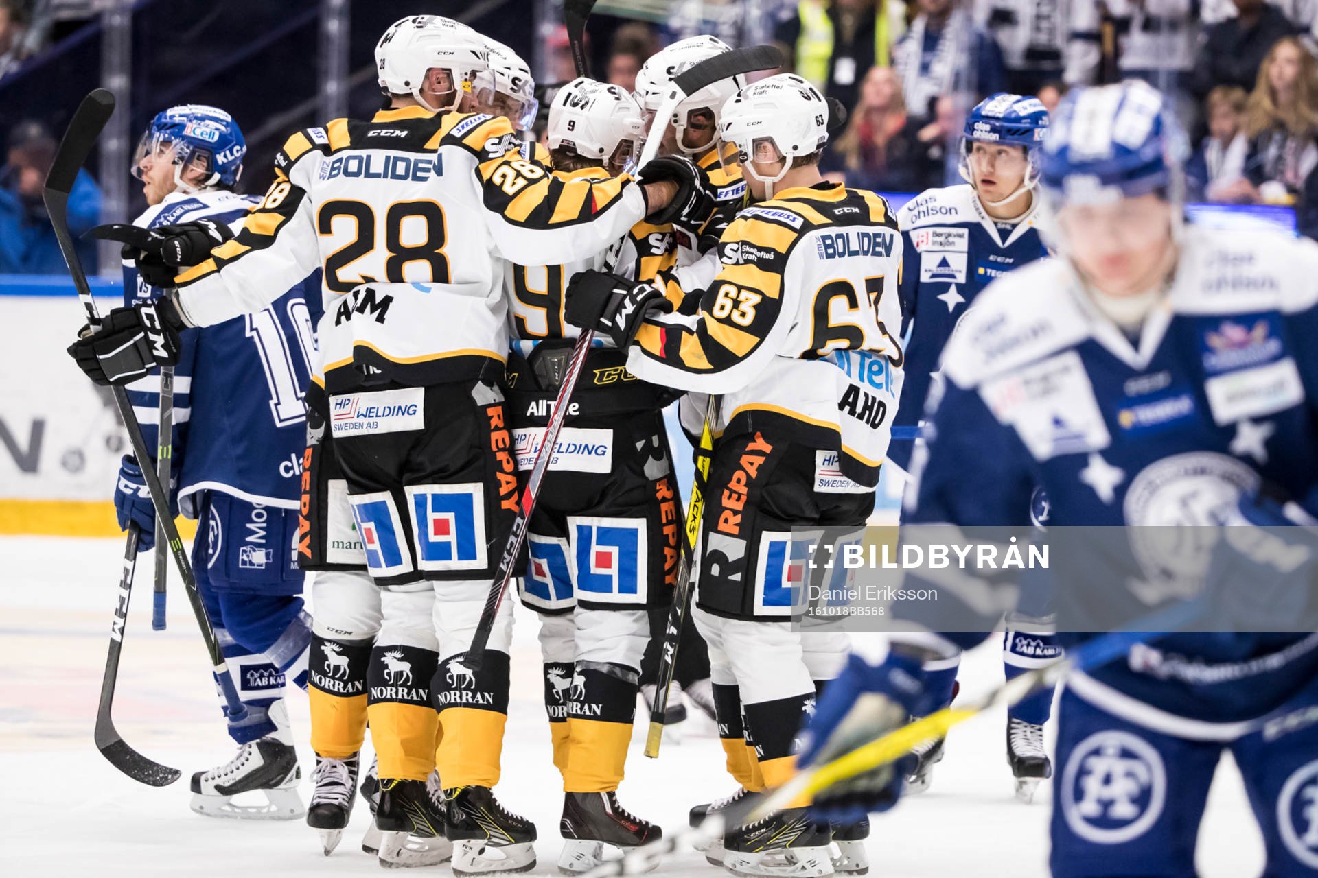 Skellefteås Johan Alm och Sebastian Aho jublar