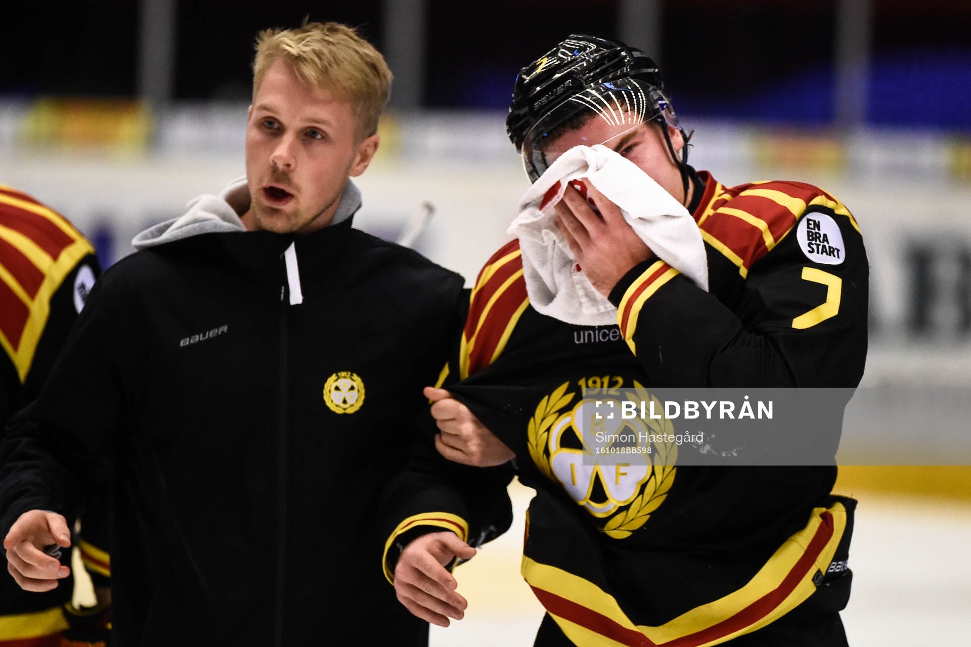 Brynäs Ponthus Westerholm lämnar isen skadad