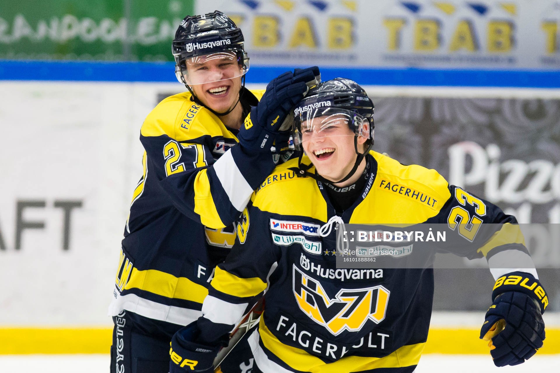 s Jacob Cederholm och Lias Andersson jublar