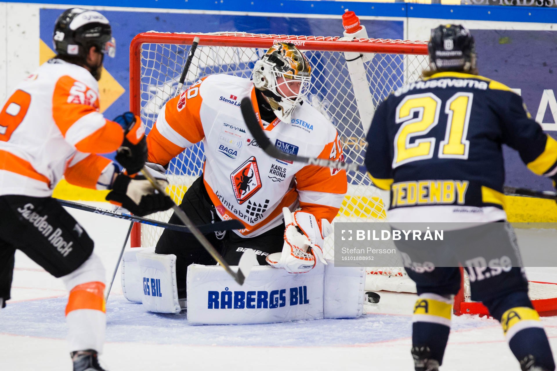Pucken går in bakom Karlskronas målvakt Johan Holmqvist