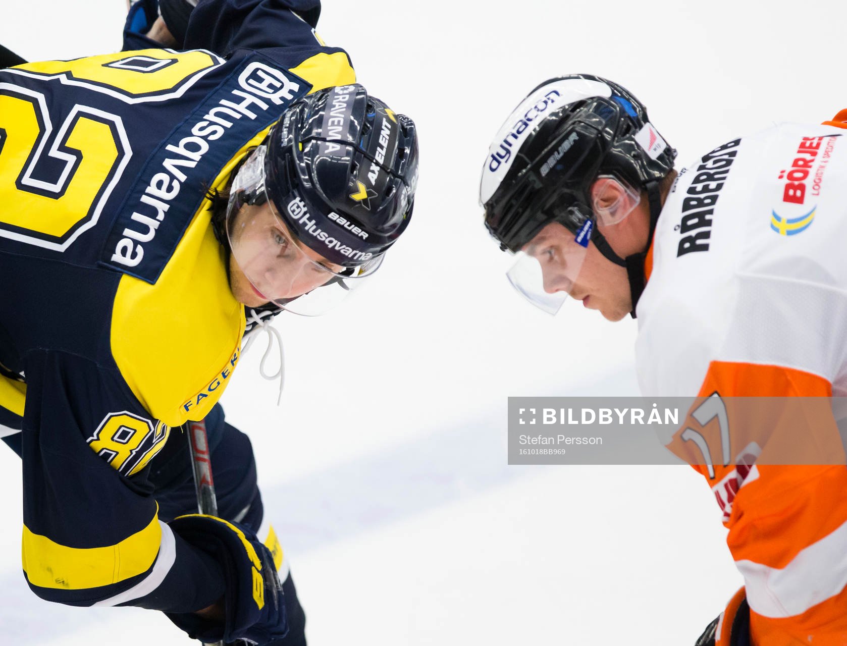 s Kevin Stenlund tekar mot Karlskronas Joel Kellman