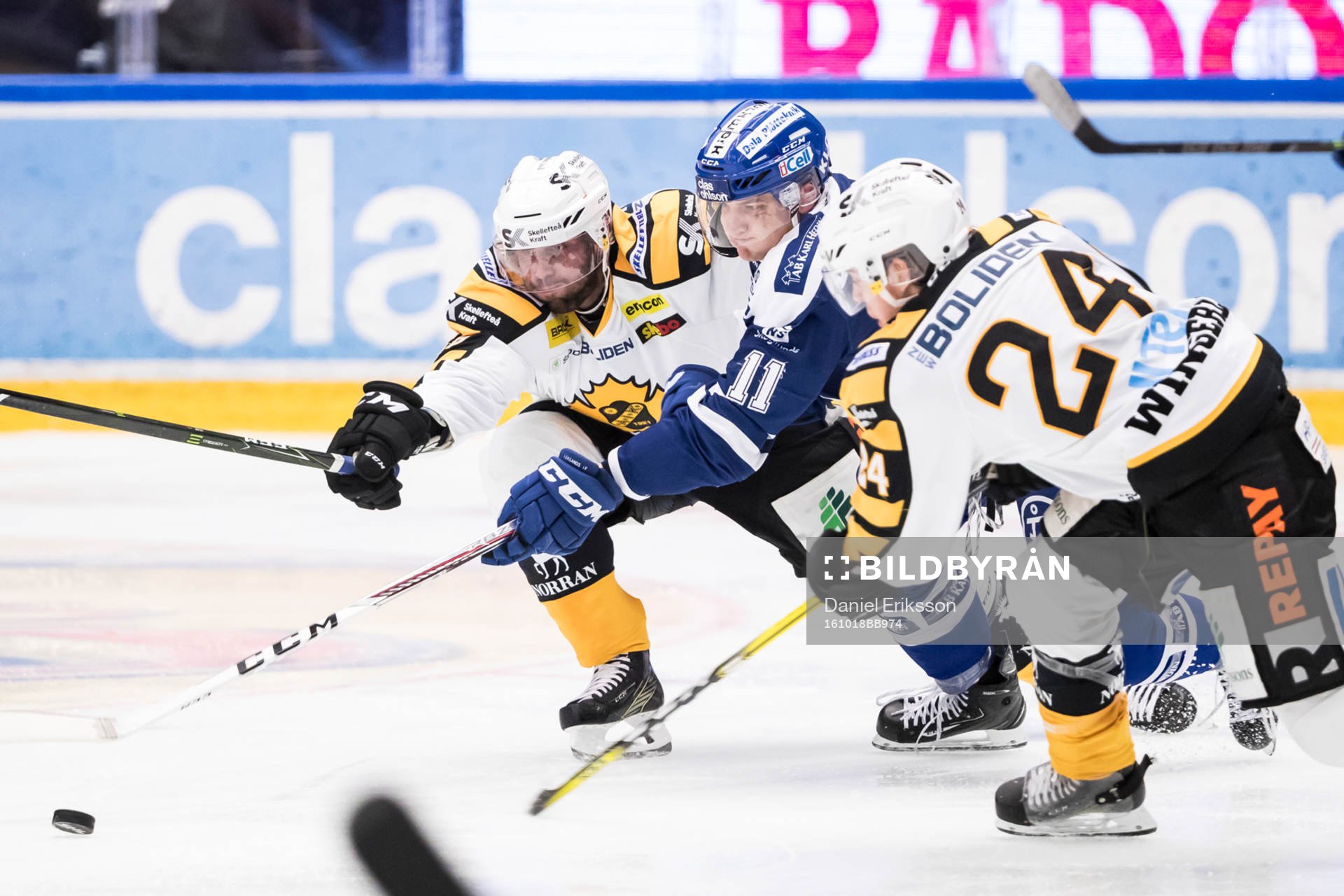 Leksands Martin Karlsson i kamp om pucken med Skellefteås