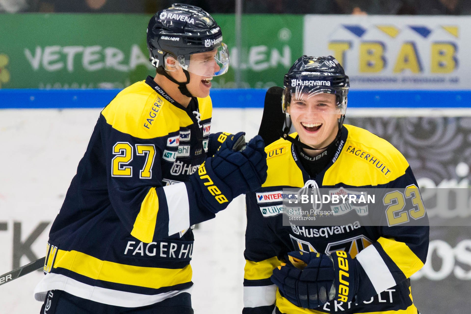 s Jacob Cederholm och Lias Andersson jublar