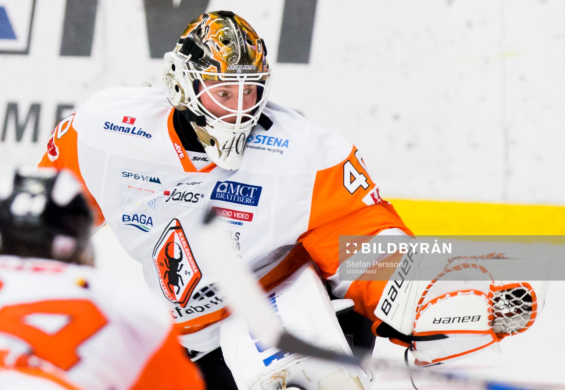Karlskronas målvakt Johan Holmqvist räddar
