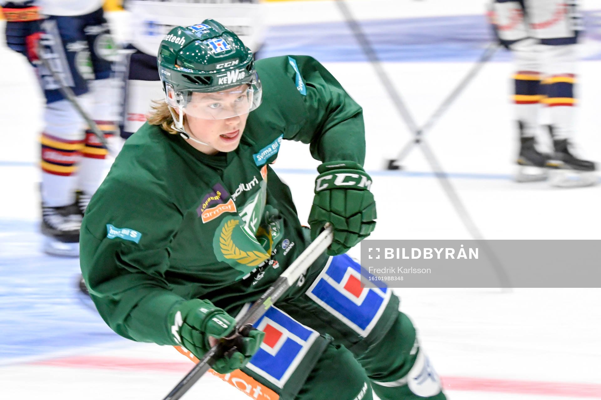En Färjestadsspelare värmer upp