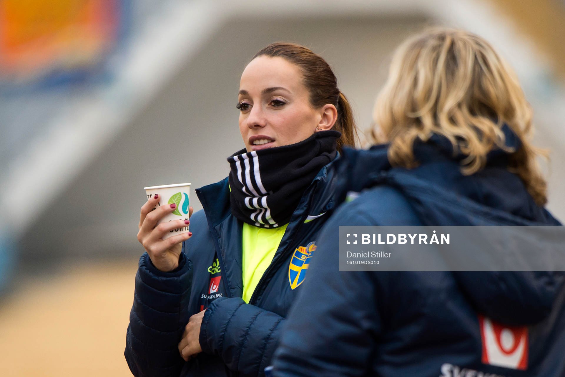 Kosovare Asllani vid sidan av en träning med det svenska