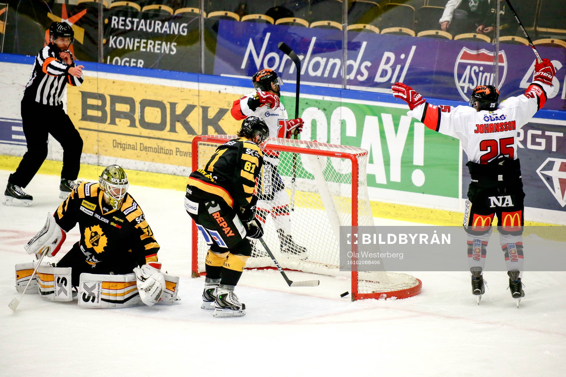 Örebros Greg Squires och Martin Johansson jublar