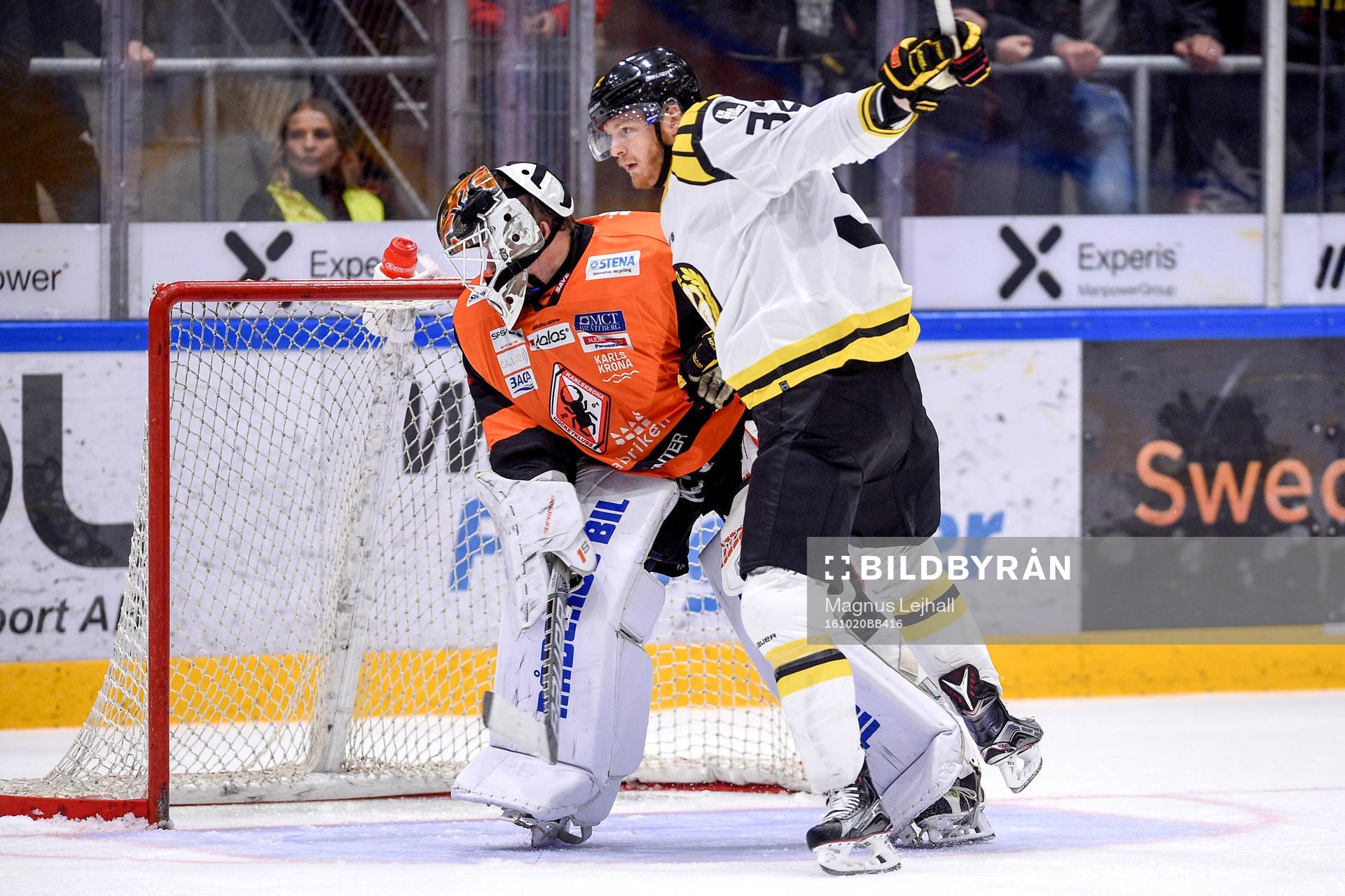 Brynäs Nick Johnson tacklar Karlskronas målvakt Johan