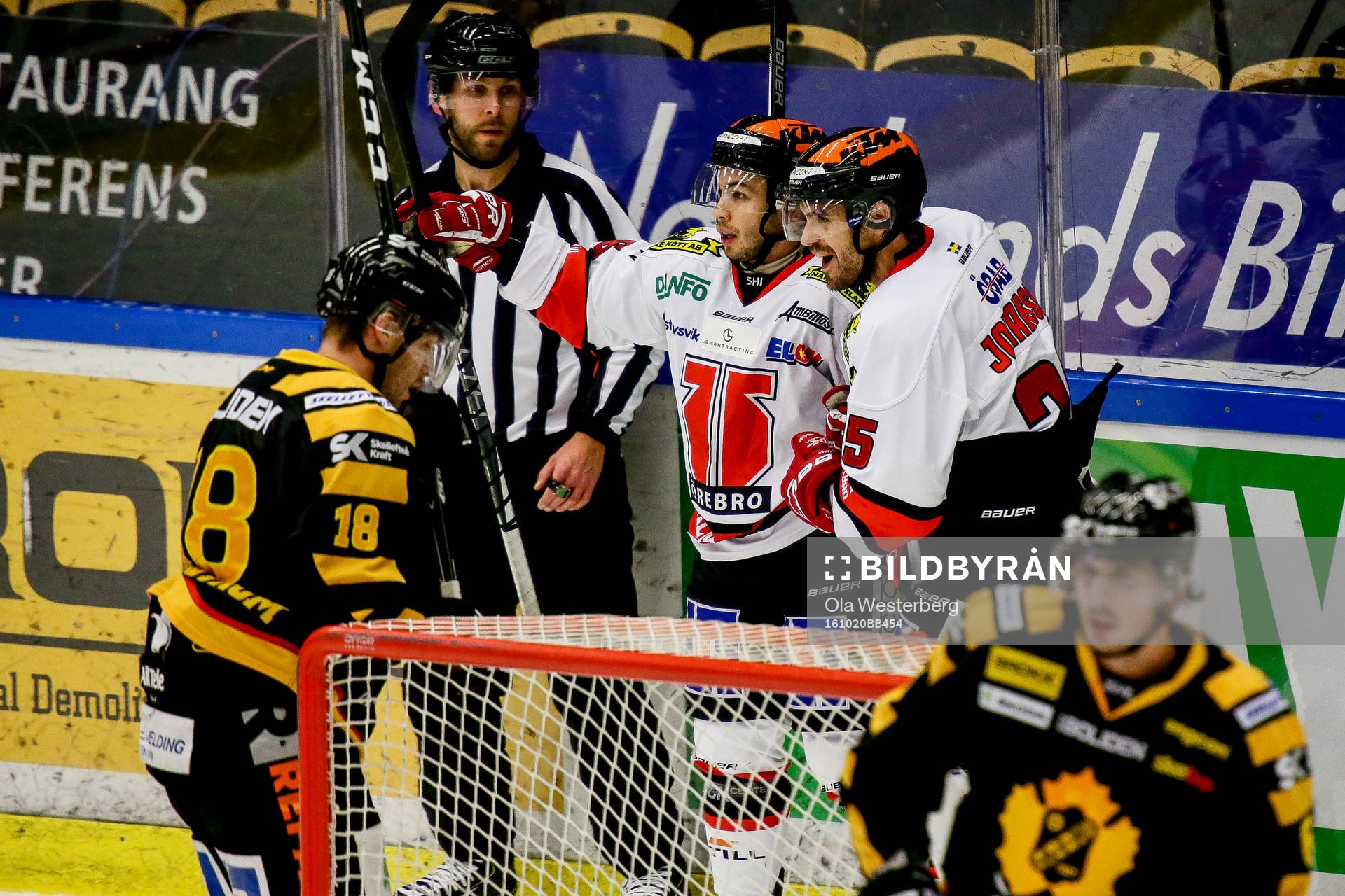 Örebros Greg Squires och Martin Johansson jublar