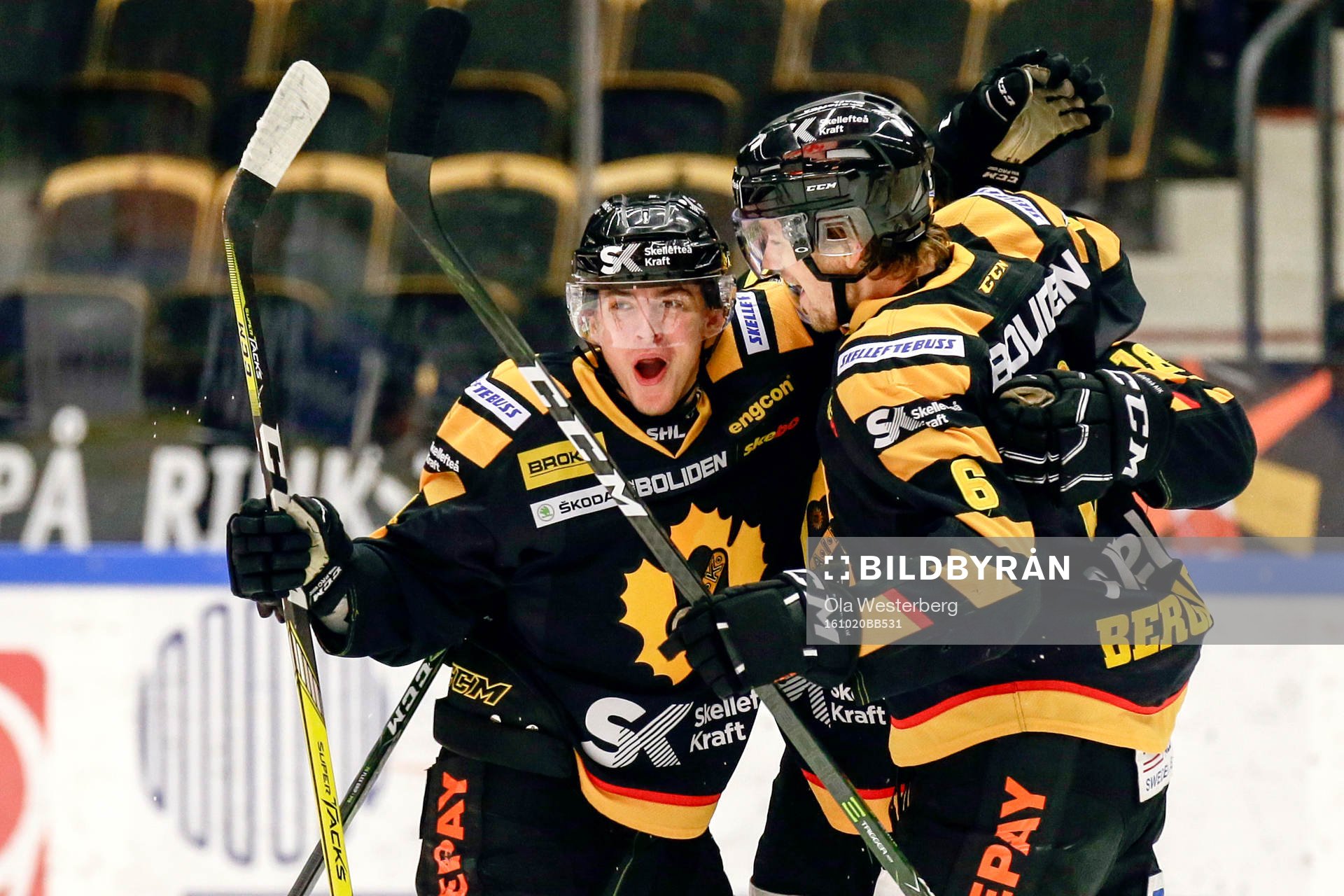 Skellefteås Andreas Wingerli och Filip Berglund jublar