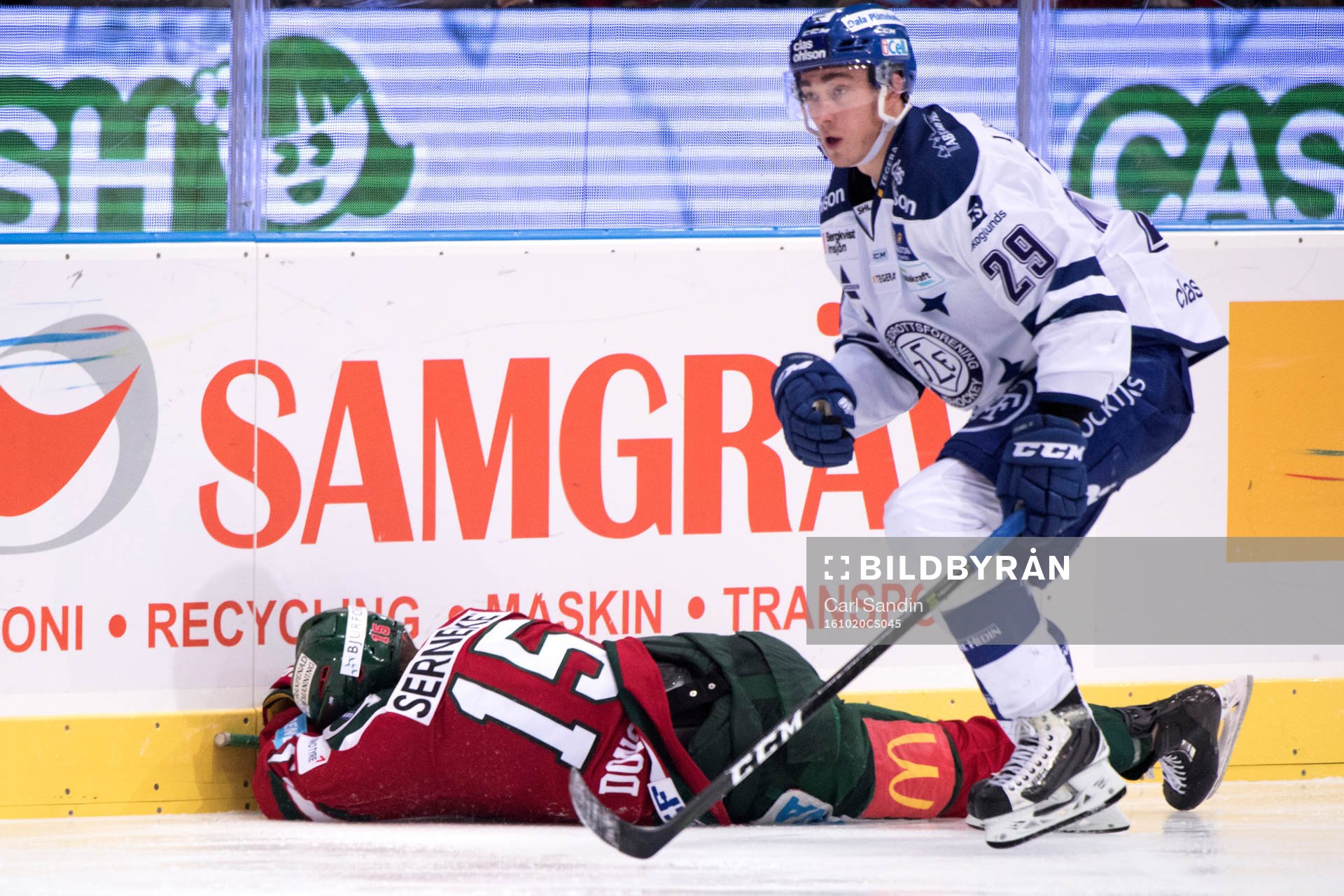 Frölundas Matt Donovan ligger på isen