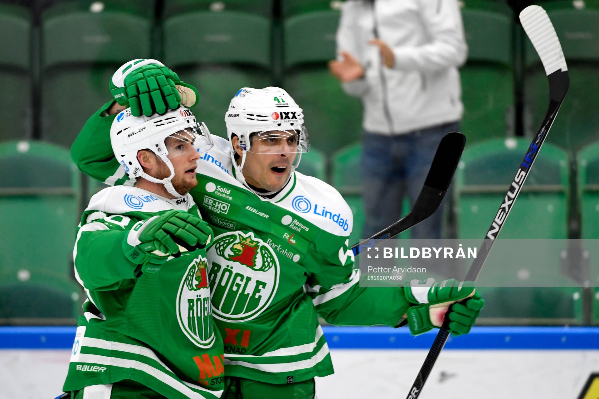 Rögles Daniel Widing och Cade Fairchild jublar