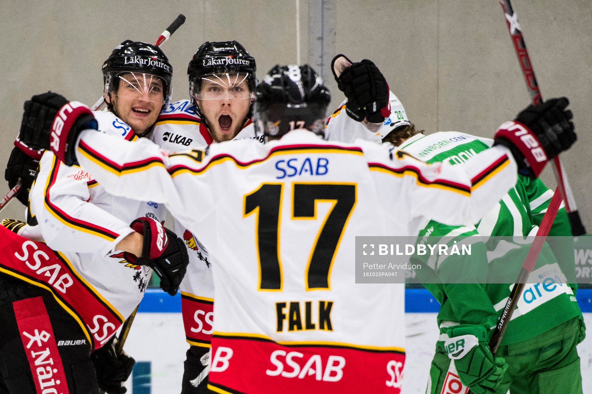 Luleås Anton Hedman jublar ihop med Petter Emanuelsson och