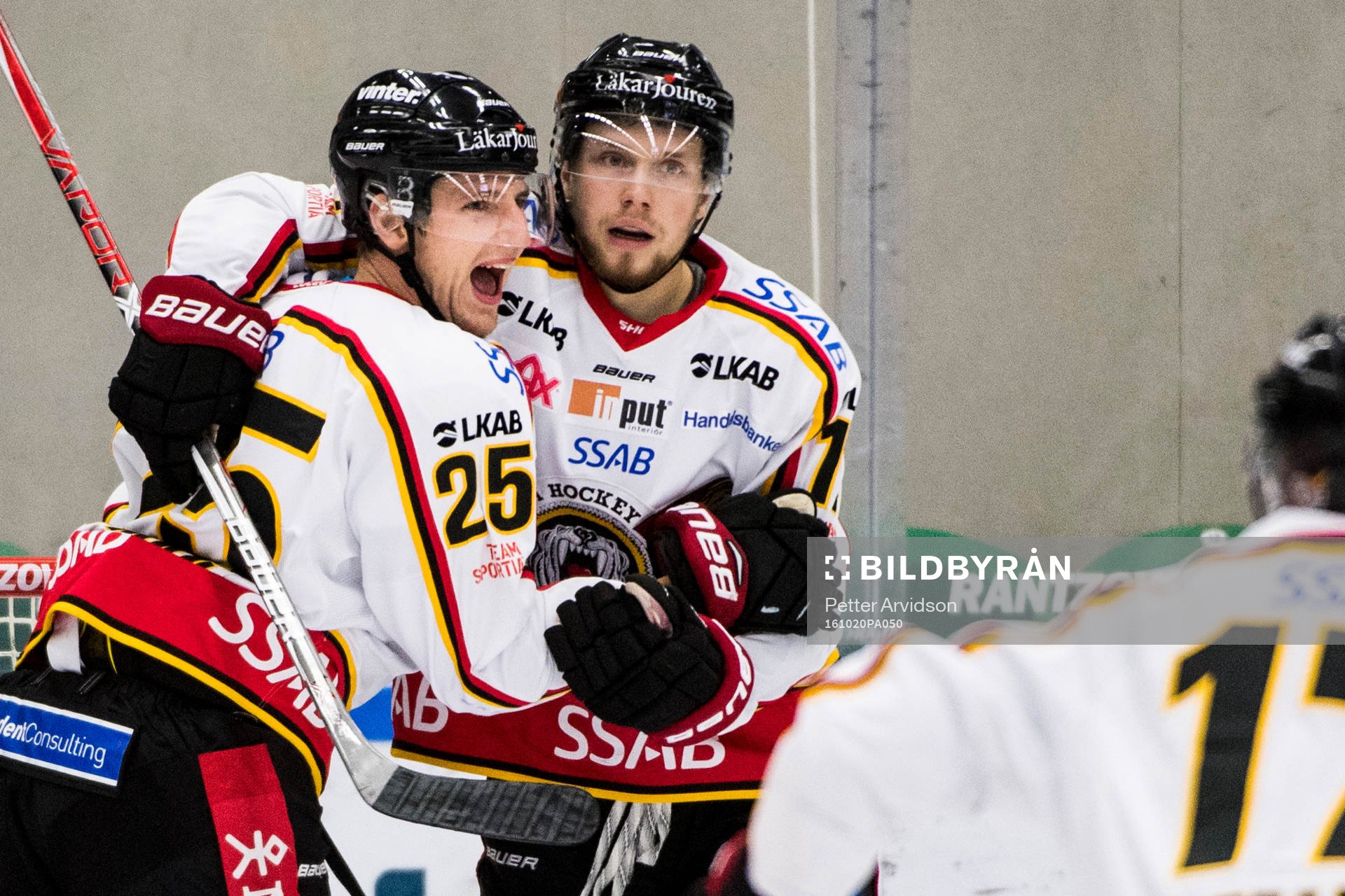 Luleås Anton Hedman jublar ihop med Petter Emanuelsson
