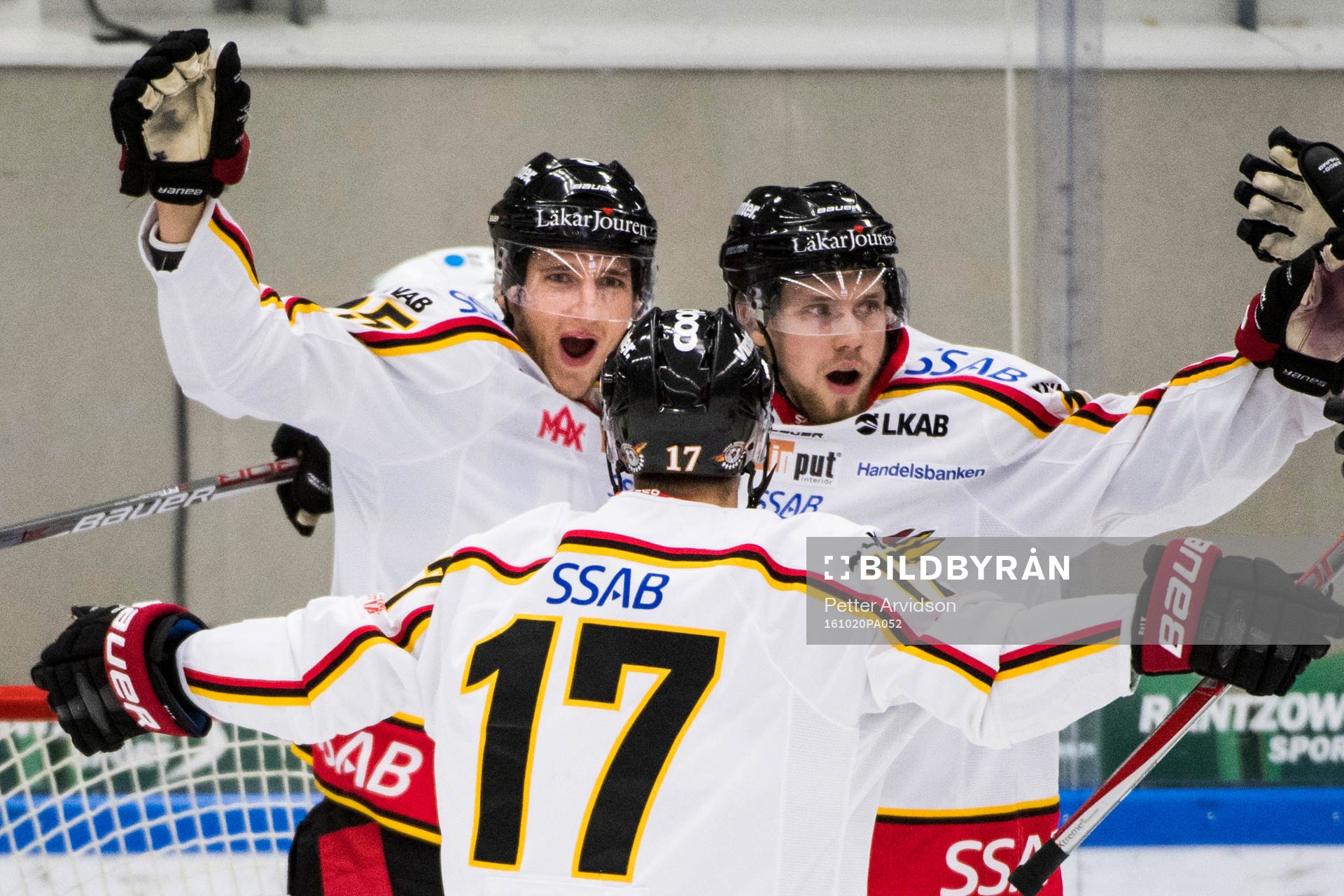 Luleås Anton Hedman jublar ihop med Petter Emanuelsson och