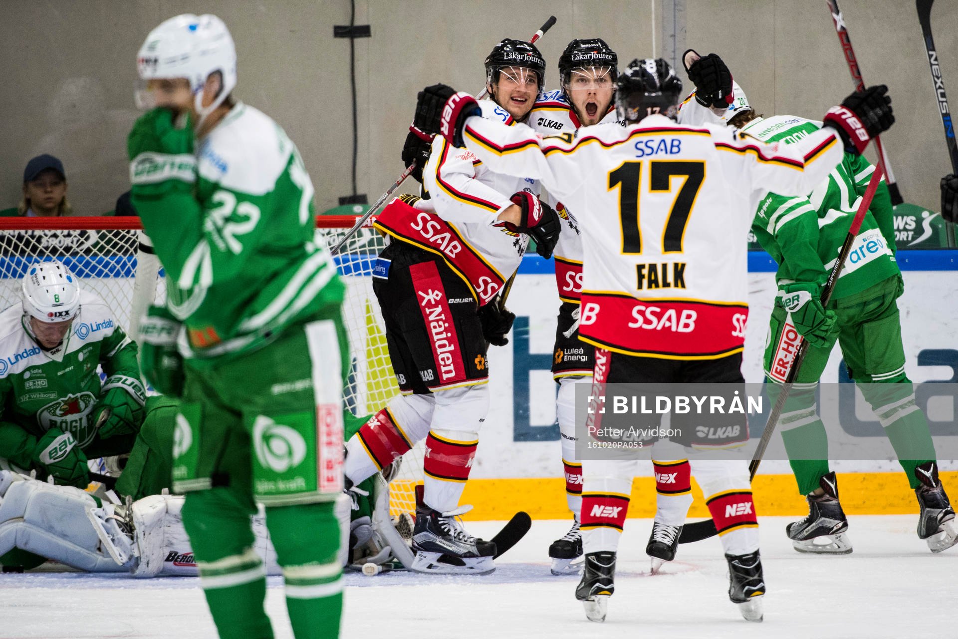 Luleås Anton Hedman jublar ihop med Petter Emanuelsson och