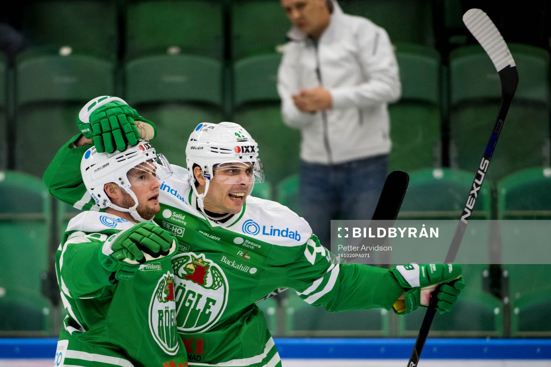Rögles Daniel Widing (th) jublar med Cade Fairchild (tv)