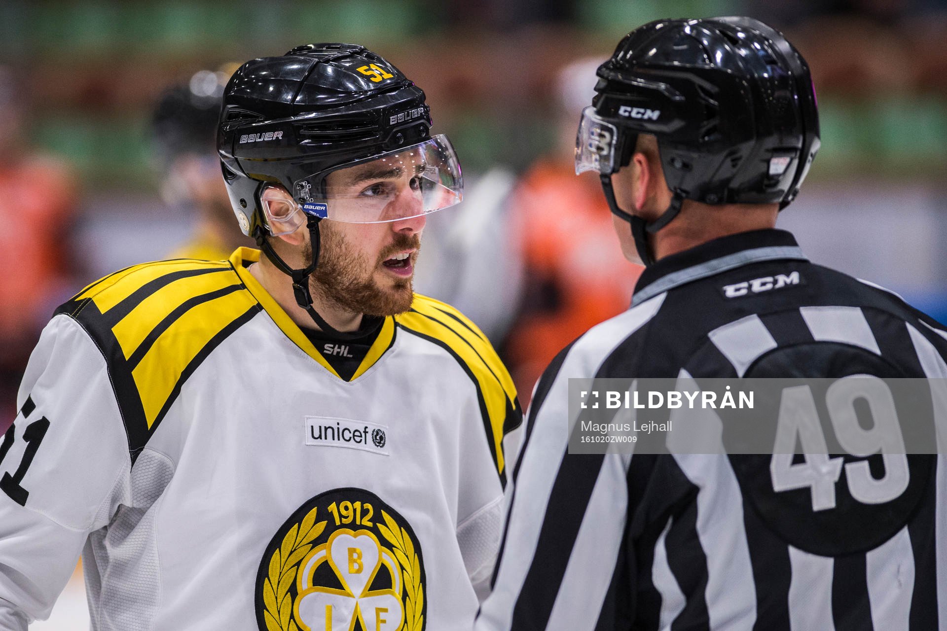 Brynäs Marc Zanetti  i diskussion med Linjedomare Ludvig