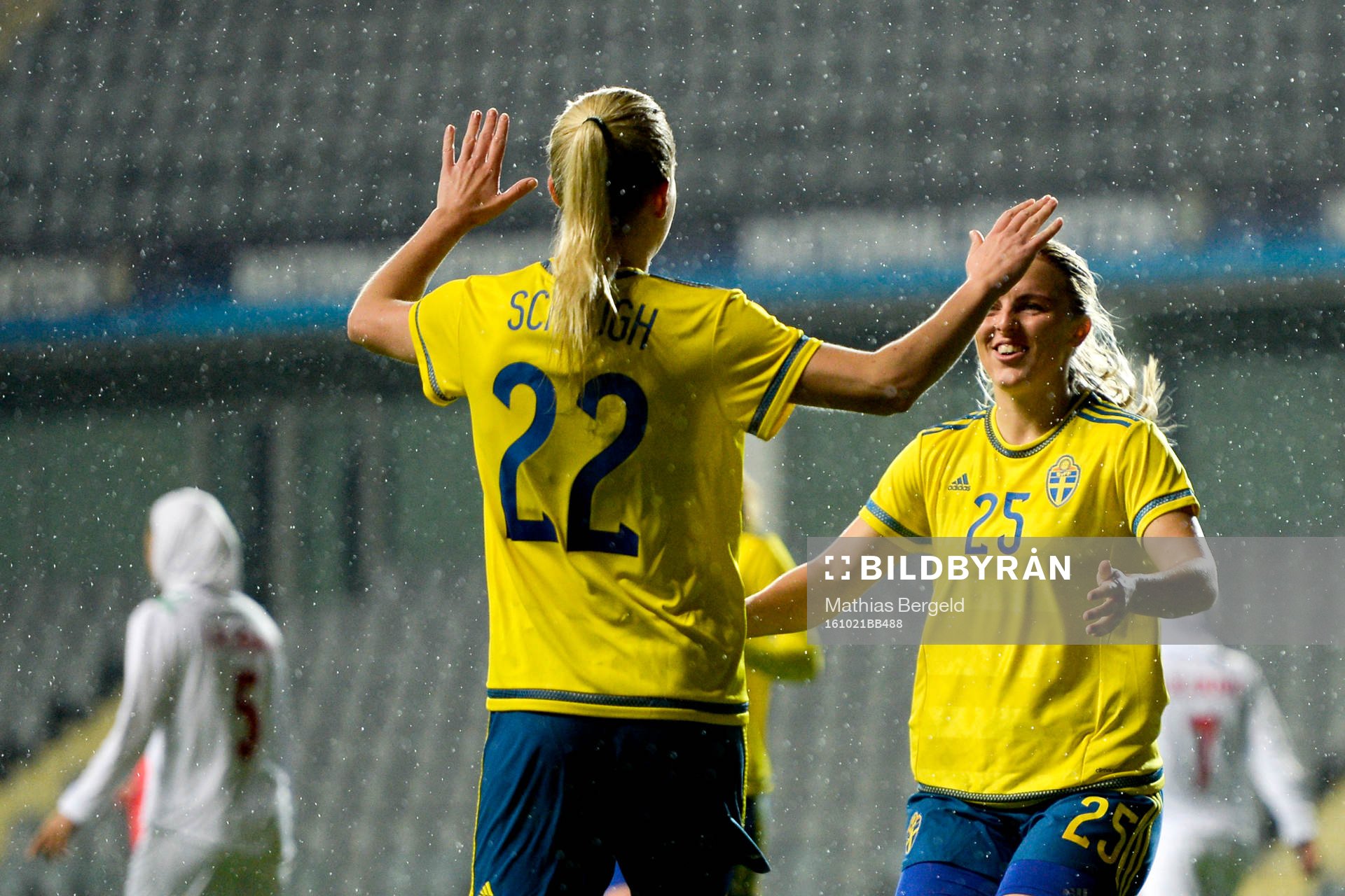 Sveriges Olivia Schough och Mimmi Larsson jublar
