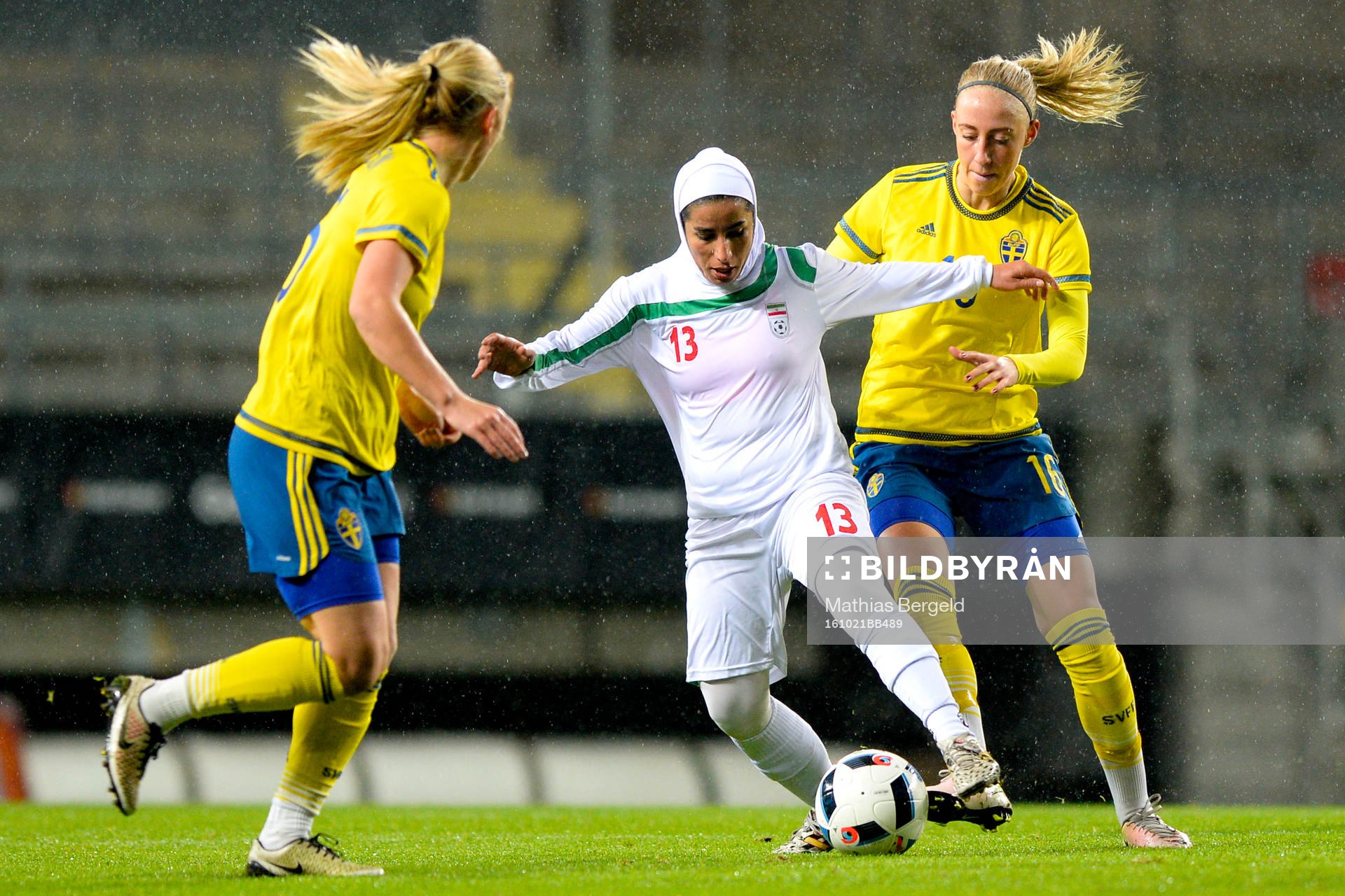 Sveriges Mimmi Larsson och Petra Andersson och Irans Parvin
