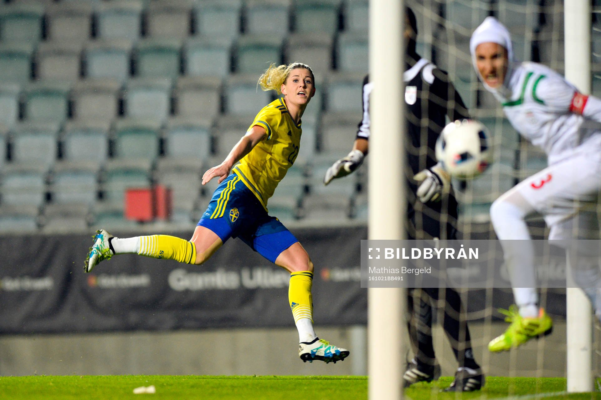 Sveriges Olivia Schough gör 3-0 bakom Irans målvakt