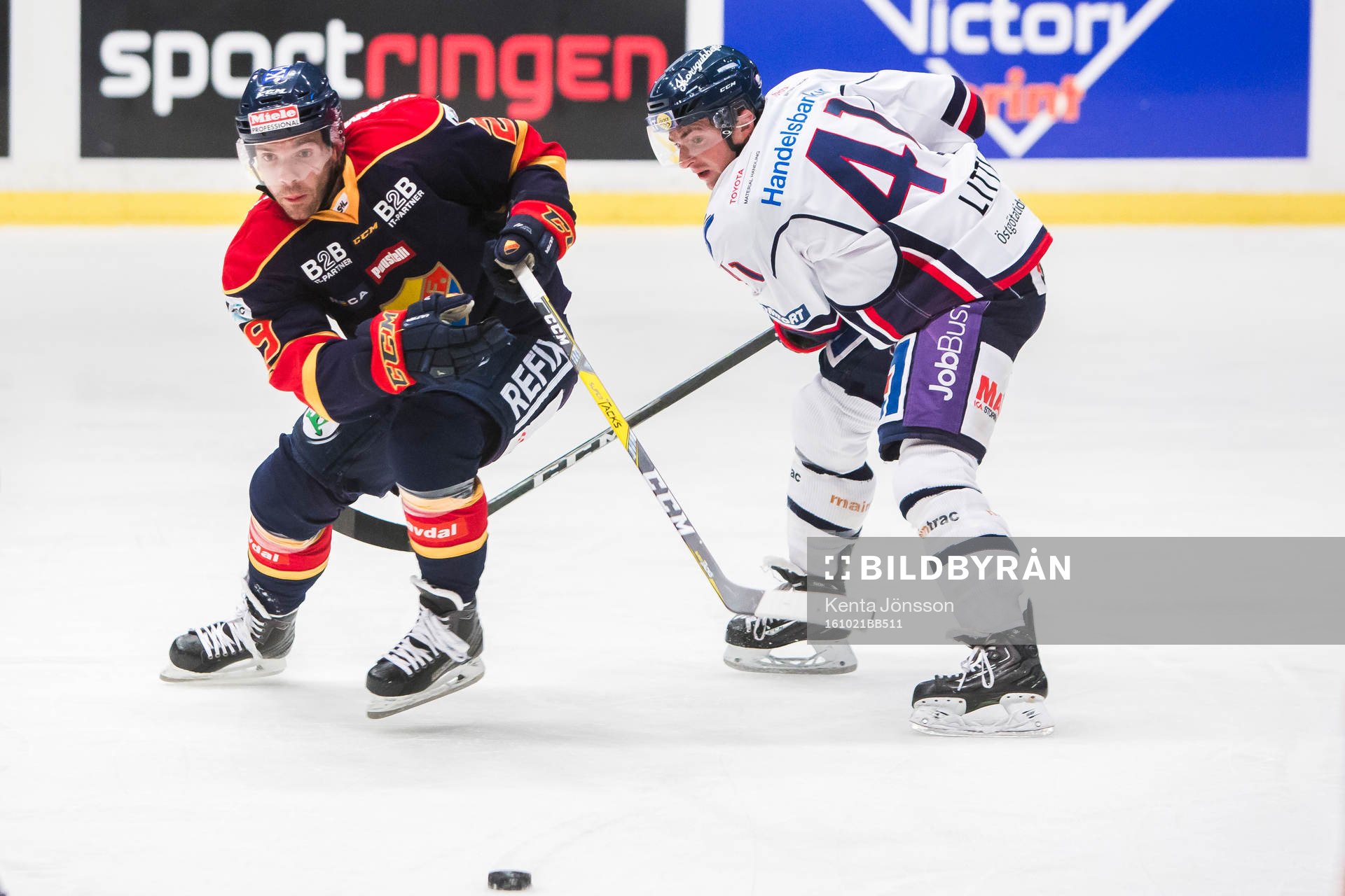 Djurgårdens Matt Anderson i kamp om pucken Linköpings