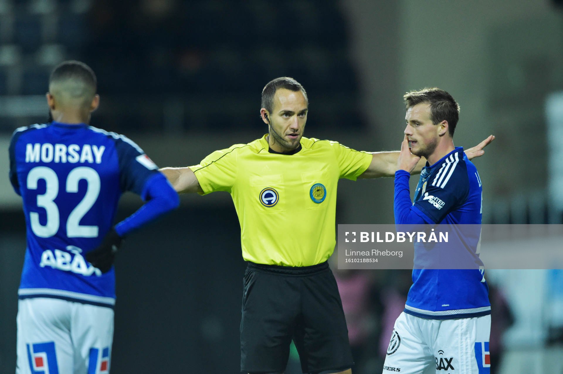 Domare Kaspar Sjöberg pratar med Sundsvalls Eric Larsson under fotbollsmatchen i Allsvenskan mellan Gefle och GIF Sundsvall den 21 oktober 2016 i Gävle.