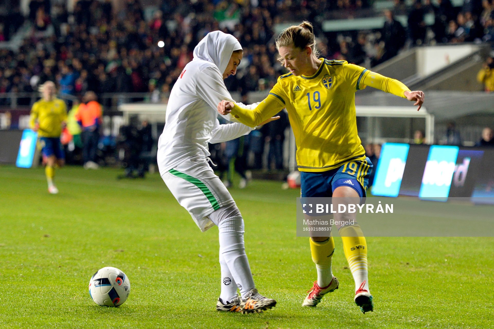 Irans Zahra Ghanbari och Sveriges Pauline Hammarlund