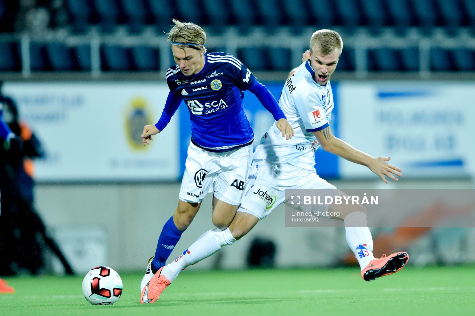 Sundsvalls Erik Granat och Gefles Robin Nilsson under fotbollsmatchen i Allsvenskan mellan Gefle och GIF Sundsvall den 21 oktober 2016 i Gävle.