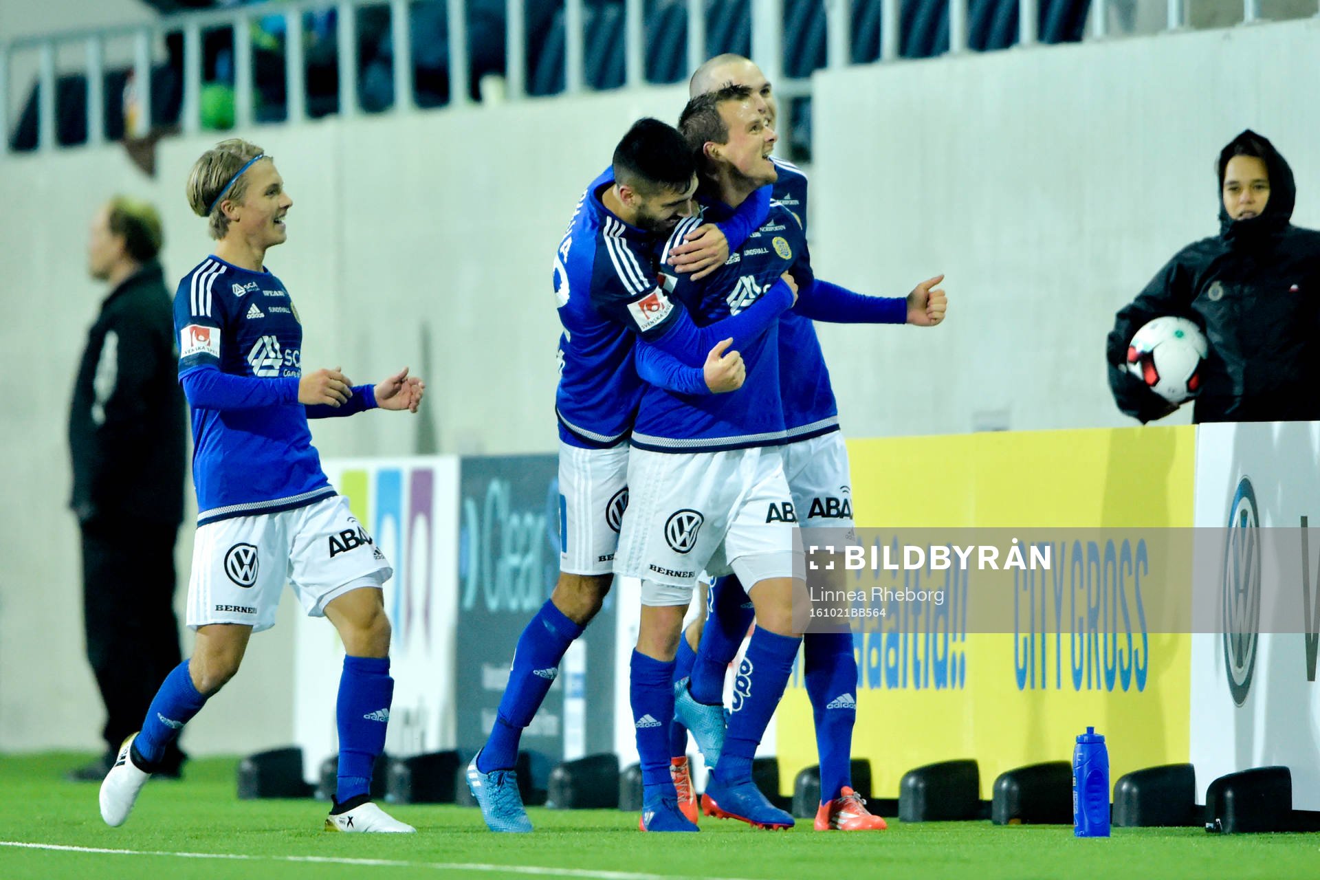 Sundsvalls Eric Larsson jublar efter 1-1 under fotbollsmatchen i Allsvenskan mellan Gefle och GIF Sundsvall den 21 oktober 2016 i Gävle.
