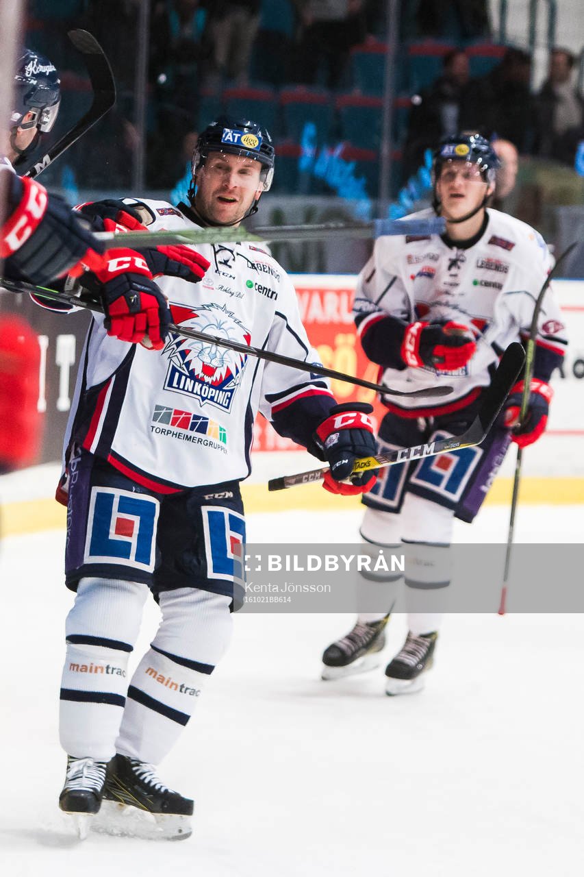 Linköpings Niclas Bergfors jublar med lagkamrater