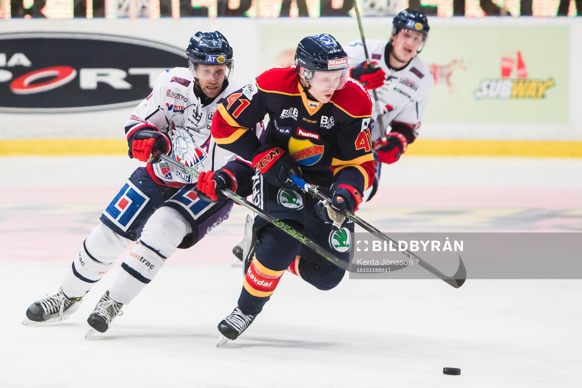 Djurgårdens Alexander Falk i kamp om pucken Linköpings
