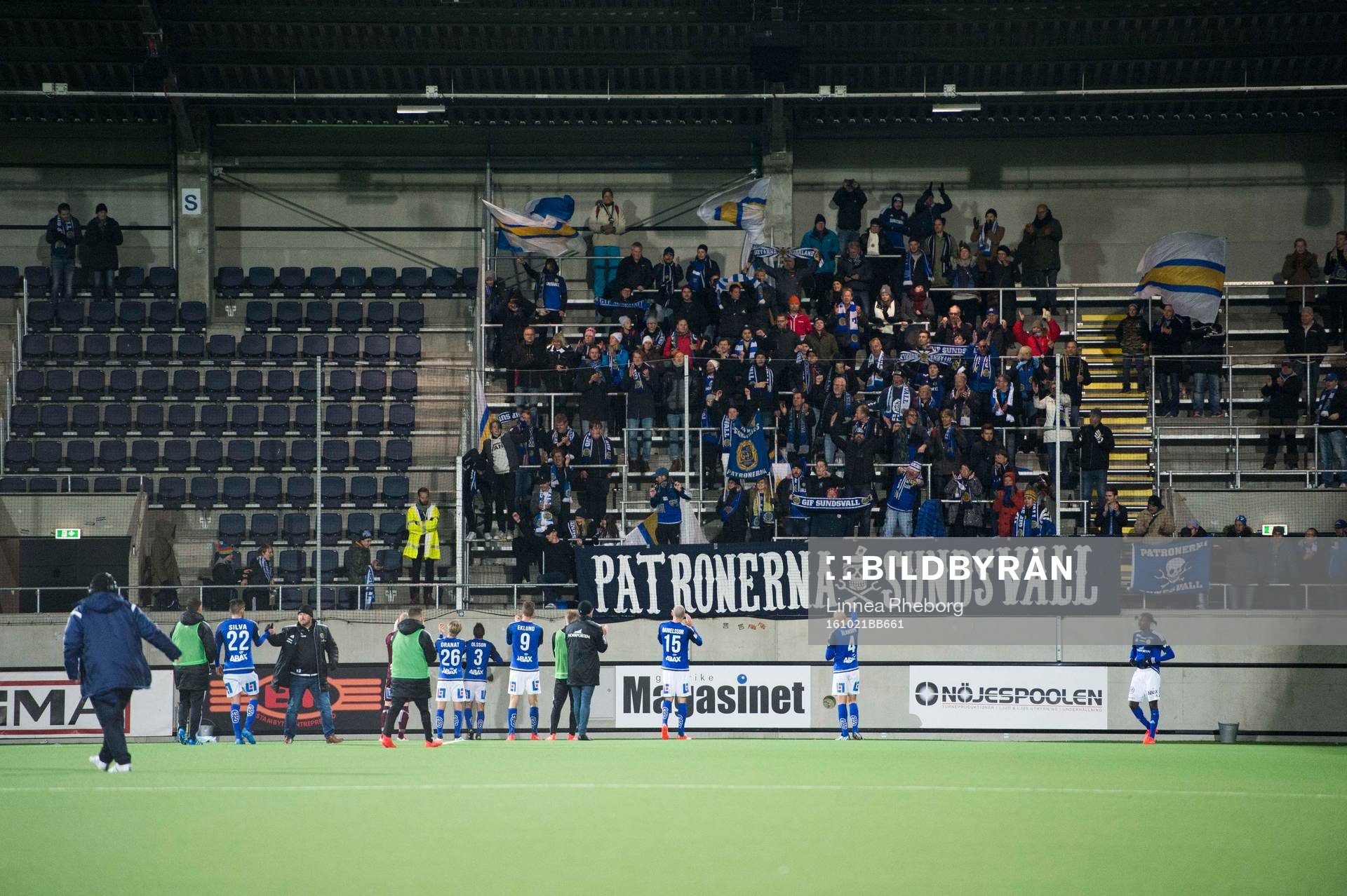 Sundsvalls fans jublar när spelarna tackar publiken