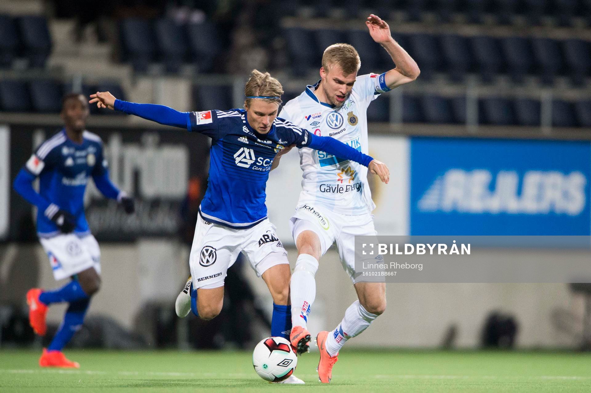 Sundsvalls Erik Granat och Gefles Robin Nilsson i kamp om