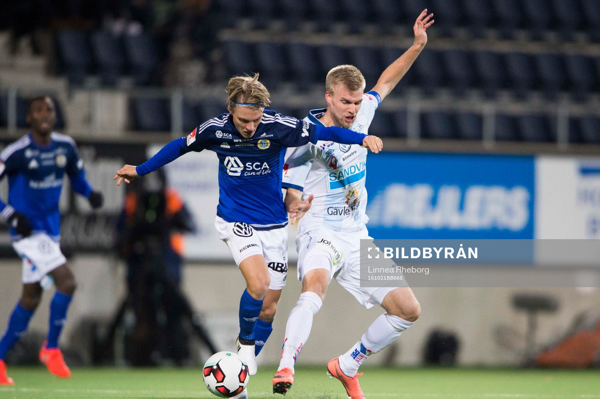 Sundsvalls Erik Granat och Gefles Robin Nilsson i kamp om