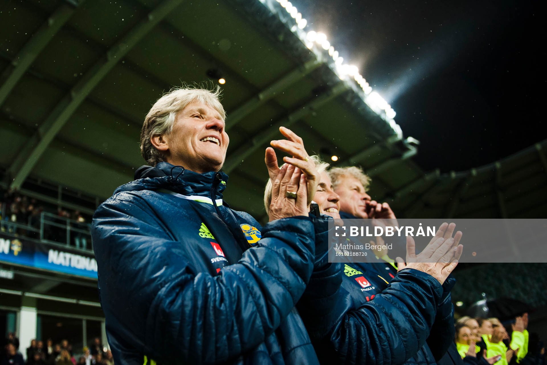 Sveriges förbundskapten Pia Sundhage applåderar innan