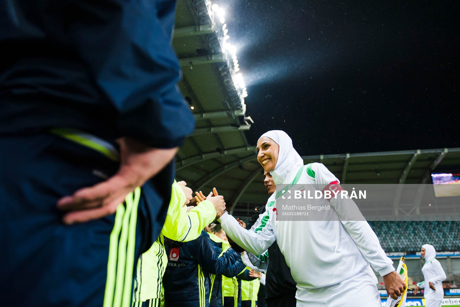 Irans Koyestan Khosravi hälsar på Sveriges spelare innan