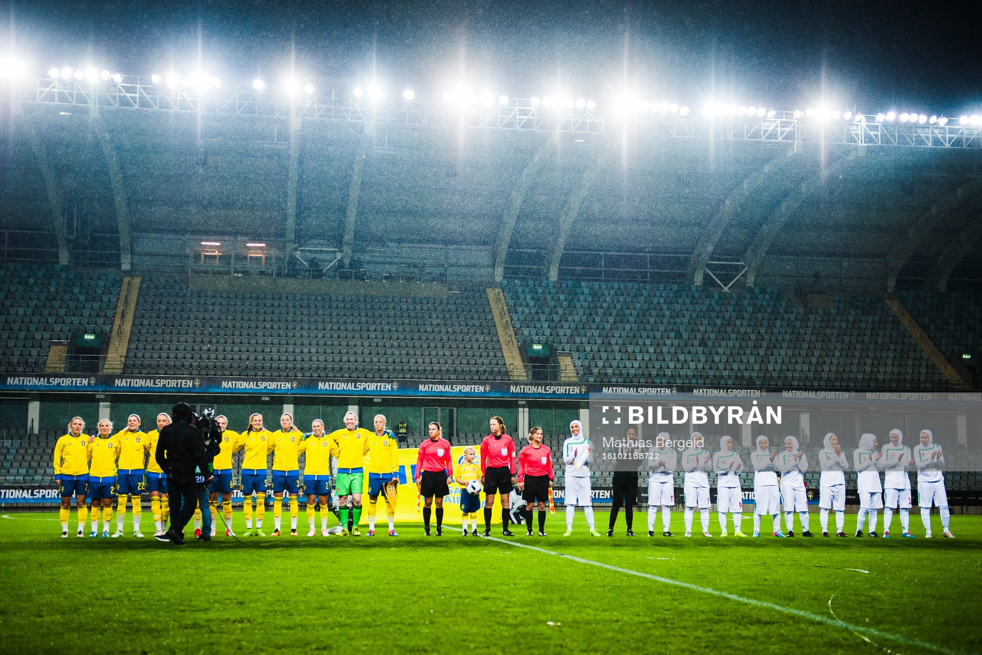 Sveriges och Iran innan avspark i en landskamp i fotboll