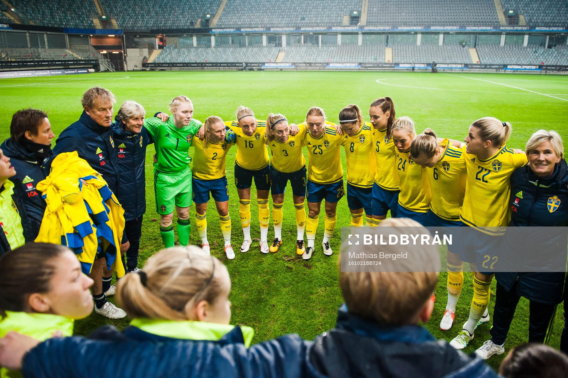 Sveriges spelare innan avspark i en landskamp i fotboll