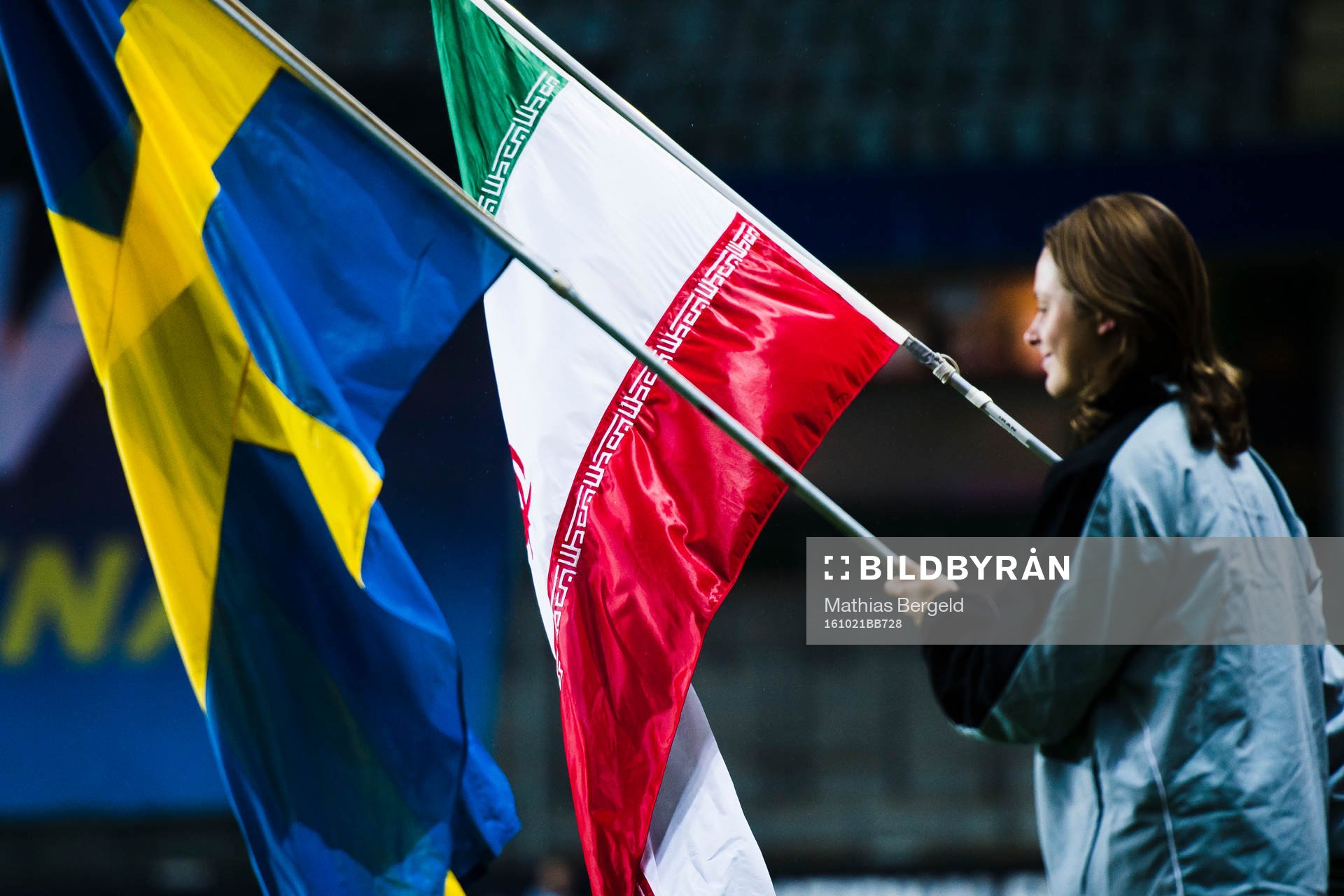 Sveriges och Irans flaggor vid inmarschen