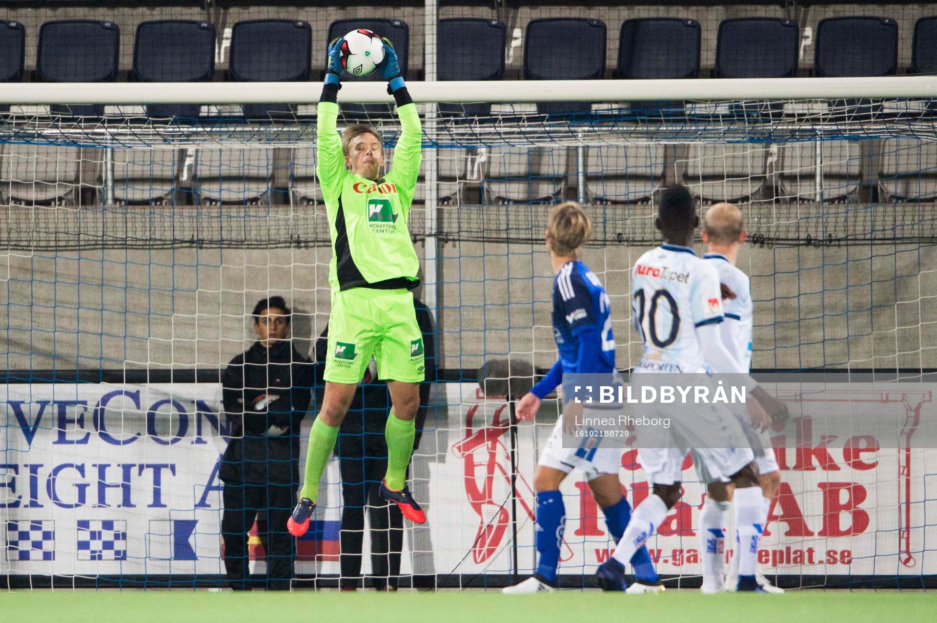 Gefles målvakt Andreas Andersson räddar ett skott under fotbollsmatchen i Allsvenskan mellan Gefle och GIF Sundsvall den 21 oktober 2016 i Gävle.