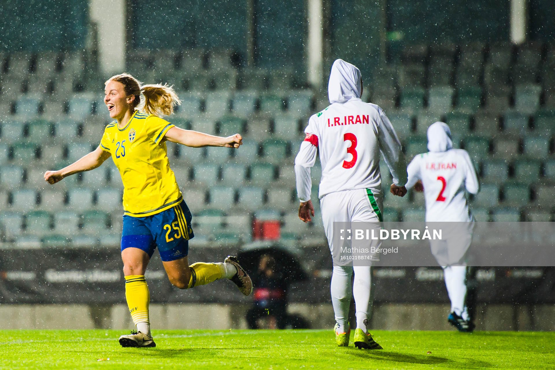 Sveriges Mimmi Larsson jublar