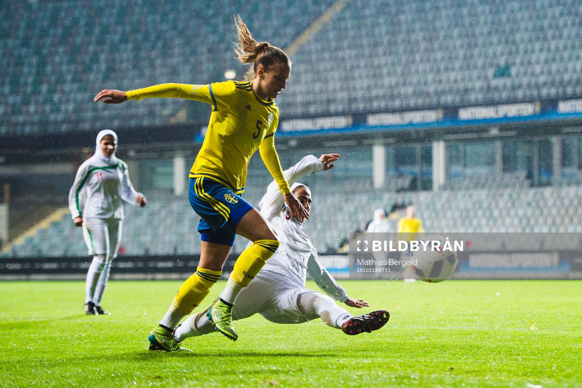 Sveriges Nathalie Björn och Irans Zahra Ghanbari i kamp om