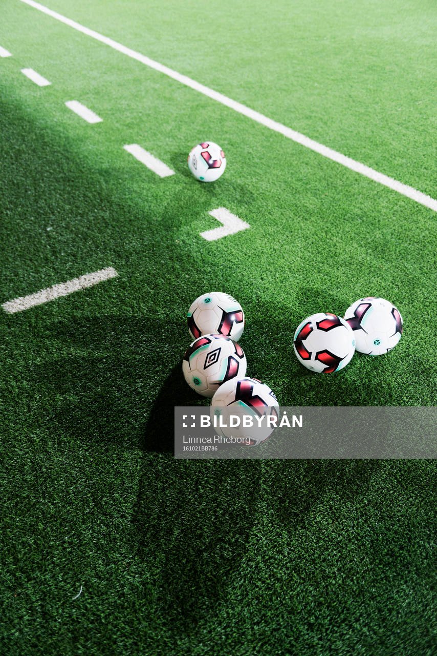 Fotbollar ligger på planen